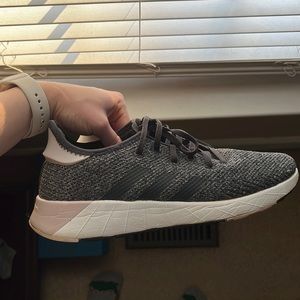 Women’s Adidas Tennis shoes- Size 10